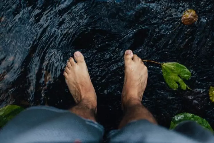 pedicures for men-feet on the water